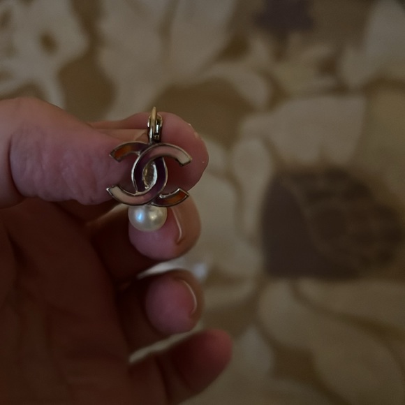 Vintage Chanel Leverback Pearl drop Earrings - Picture 5 of 5